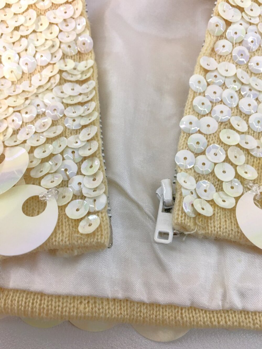 ✨ Vintage 60s Hand Beaded Sequin Wool Top Ivory Iridescent Paillette Tank ✨ - Picture 7 of 9